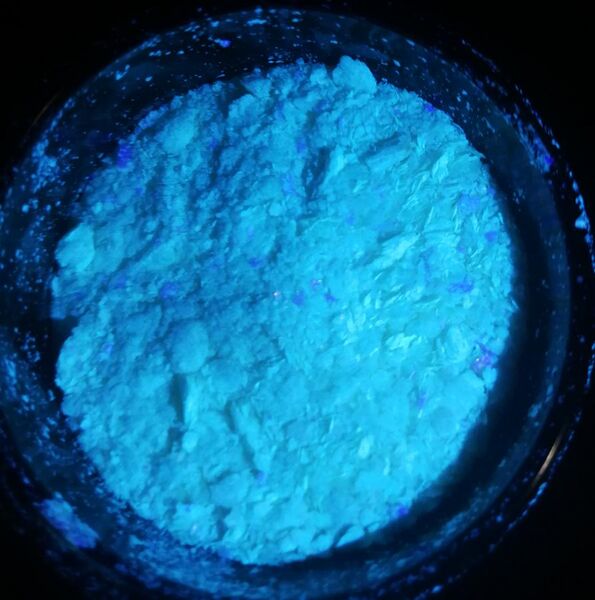 File:Fluorescence of Anthracene under UV light.jpg