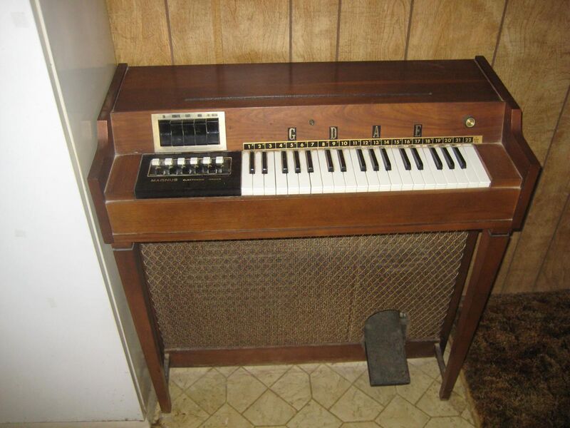 File:Magnus electric chord organ (free stand, wood, 3oct, 6maj, 6min, 3stop, vib).jpg