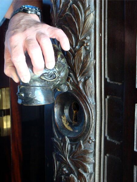 File:Pennsylvania Capitol front door keyhole.jpg
