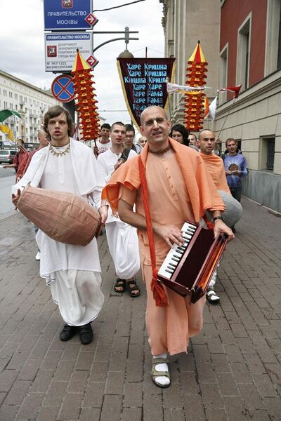 File:Russian Hare Krishnas singing on the street.jpg