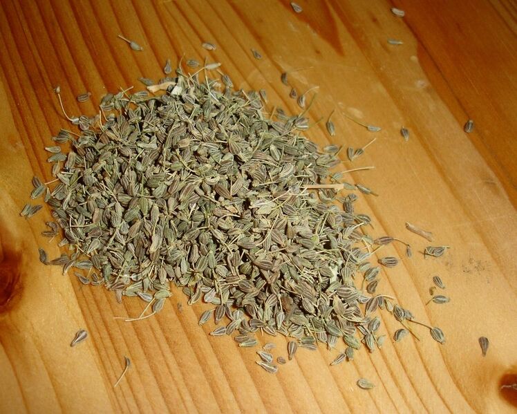 File:Aniseed on wooden table.jpg