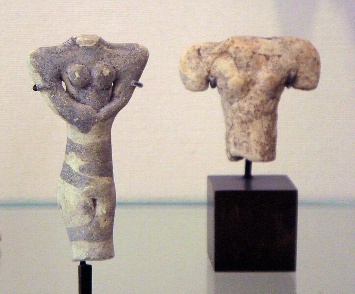 File:Female figurines Ubaid IV Tello ancient Girsu 4700-4200 BC Louvre Museum.jpg