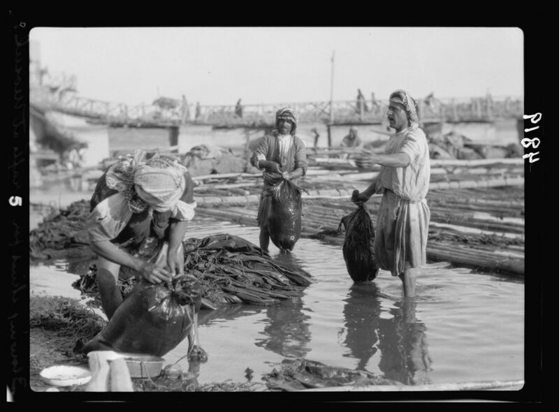 File:Iraq. Mosul. Mosul bazaars and river scenes on the Tigris. The Tigris. Inflading goatskins for river rafts. Inflating by human breath LOC matpc.16217.jpg