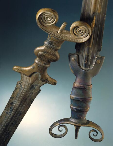 File:Laténium-épées-bronze.jpg