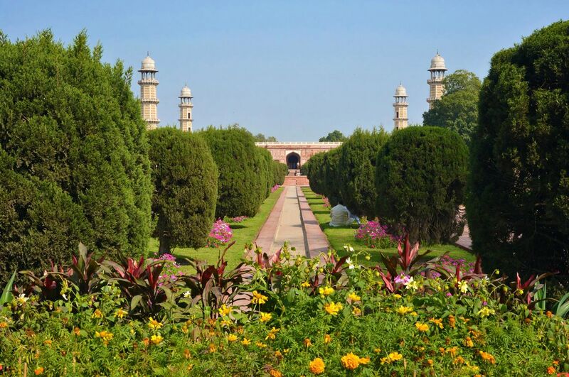File:Tomb of Jahangir and gardens.jpg