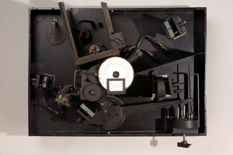 File:Beckman Ir-1 Spectrophotometer, ca. 1941.jpg