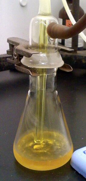 File:Liquid chlorine in flask.jpg