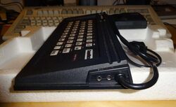 UNIVERSUM Computertastatur fuer Atari Videospiel 2600 Seite rechts.jpg
