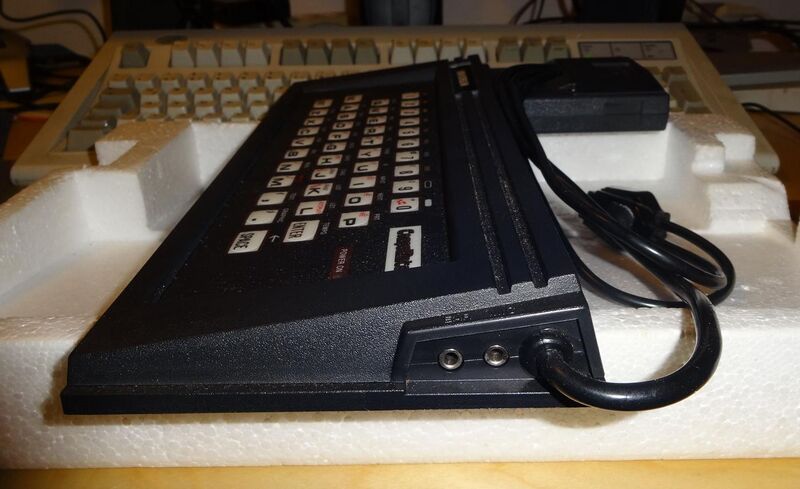 File:UNIVERSUM Computertastatur fuer Atari Videospiel 2600 Seite rechts.jpg