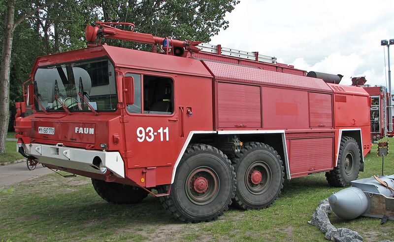 File:Bundeswehr-Feuerwehr-Großtanklöschfahrzeug Faun-GTLF-3500 2.jpg