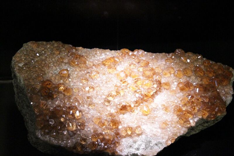 File:Grossular garnet from Quebec, collected by Dr John Hunter in the 18th century, Hunterian Museum, Glasgow.jpg