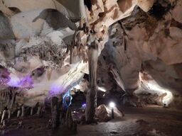 Скални форми от пещерата Орлова чука.JPG