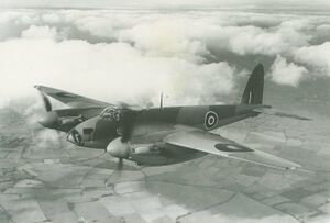 Air-to-air opname van een De Havilland DH.98 Mosquito B Mk IV Series 2 bommenwerper van 105 Squadron van de Royal Air Force in de vlucht (2157-103-001).jpg