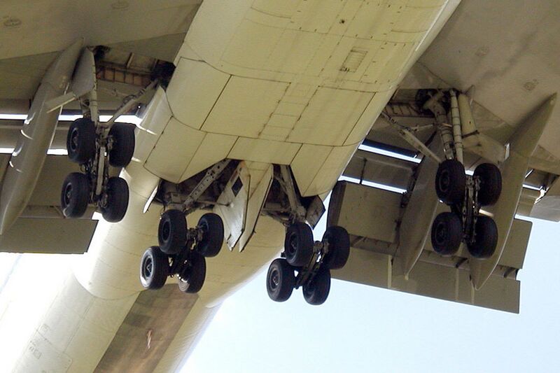 File:Boeing 747 main landing gear.jpg