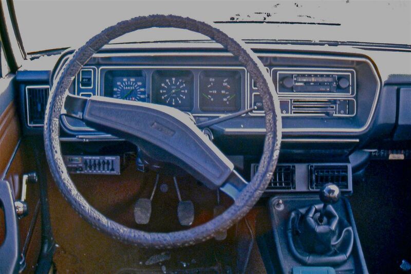 File:Dashboard Fiat 131 1st series.jpg