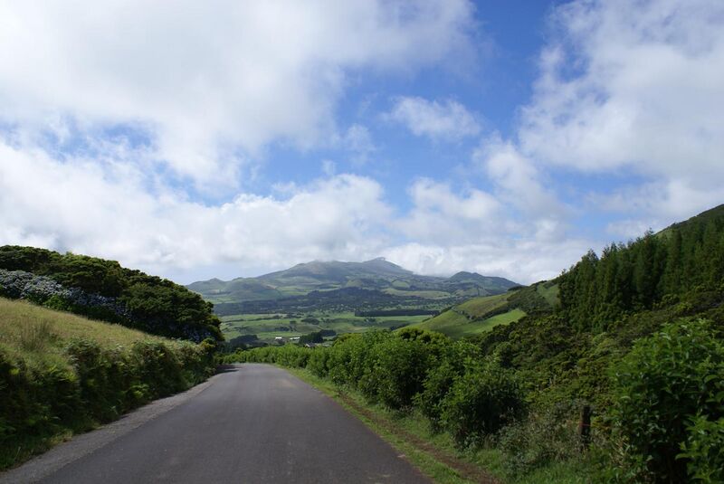 File:Serra do Topo, as montanhas sucedem-se a estrada sobe a mais de 900 metros de altitude, Calheta, ilha de São Jorge, Açores.JPG