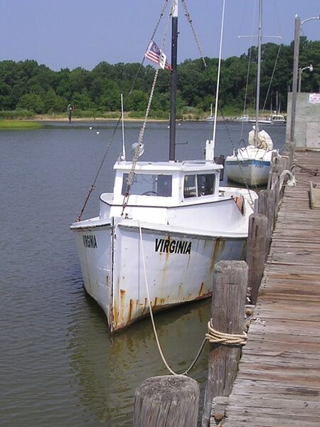 File:Deadrise Workboat Virginia Round Stern Type Bow View.JPG