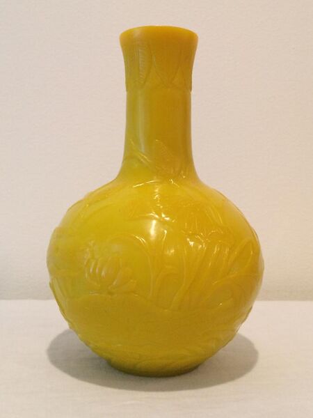 File:Imperial Yellow Peking Glass Vase Closeup.jpg