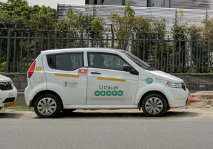 Mahindra e2o Plus battery electric car, cropped (1).png