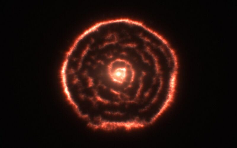 File:Curious spiral spotted by ALMA around red giant star R Sculptoris (data visualisation).jpg