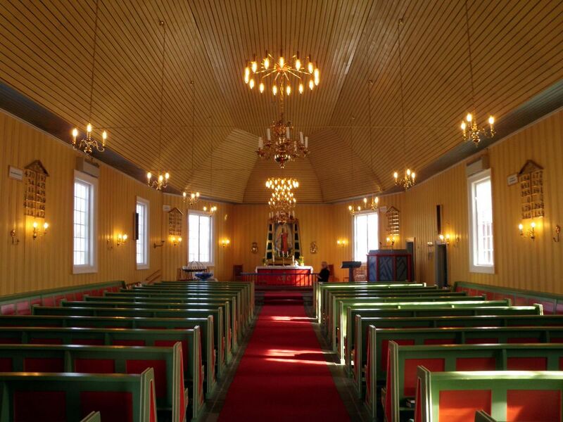 File:Kautokeino Church, facing the altar (2014).jpg