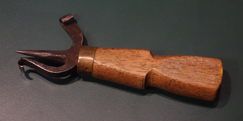 File:Race knife used by surveyor John Woodlock to cut distinctive marks in witness trees, 1850-1867 - Wisconsin Historical Museum - DSC03281.JPG