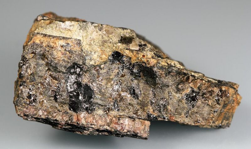 File:Yttrialite-(Y)-Formanite-(Y)-Britholite-(Y)-842139.jpg