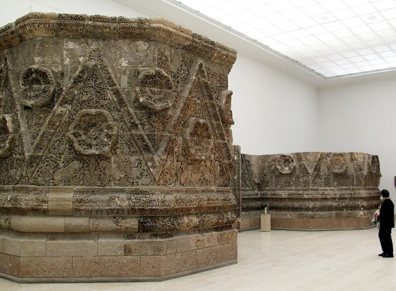 File:Mschatta-Fassade (Pergamonmuseum).jpg