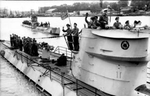 Bundesarchiv Bild 101II-MW-4260-37, Lorient, U-Boote U-123 und U-201 auslaufend.jpg