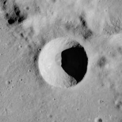 Fabbroni crater AS17-M-0795.jpg
