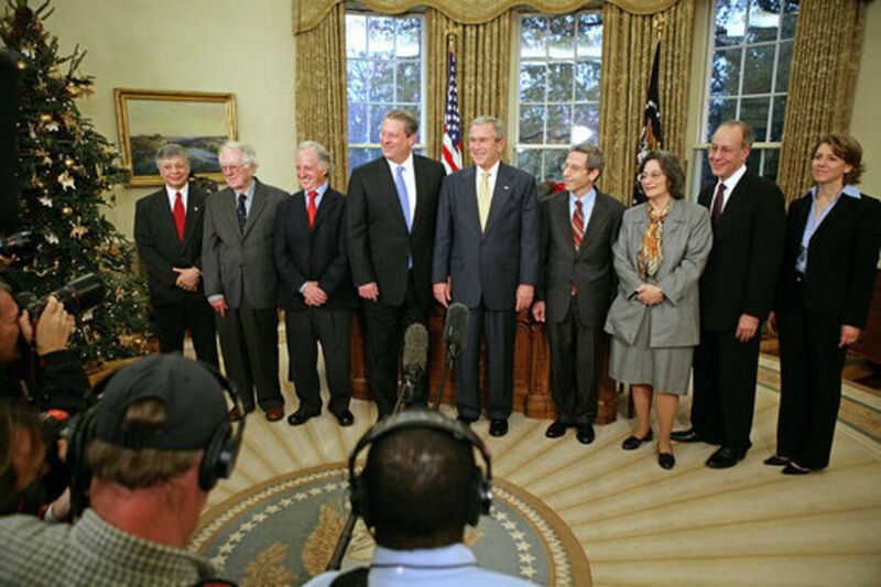 File:George W. Bush meets with the American 2007 Nobel Award recipients-20071126.jpg