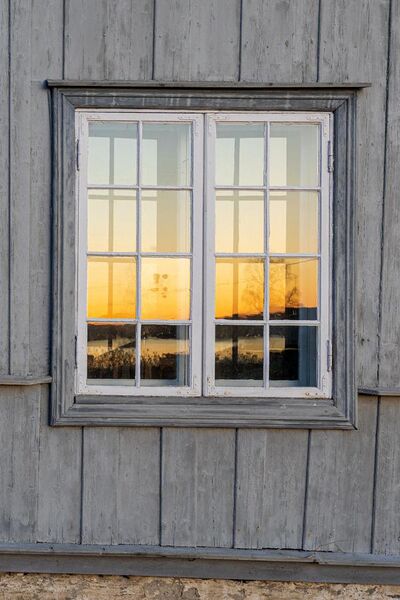 File:Lake Mjøsa sunrise reflected in window 01.jpg