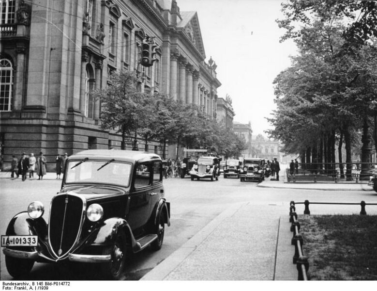File:Bundesarchiv B 145 Bild-P014772, Berlin, Staatsbibliothek, Unter den Linden.jpg
