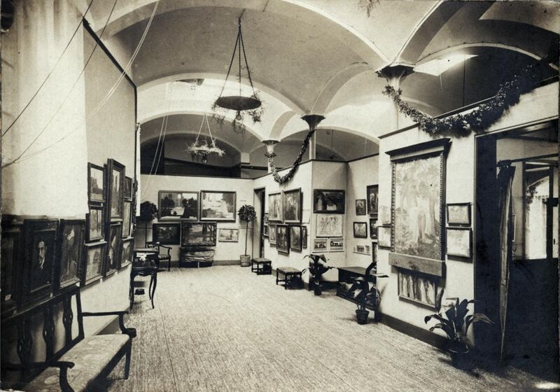 File:Galeries Dalmau 1912 exhibition, Barcelona, Spain.jpg