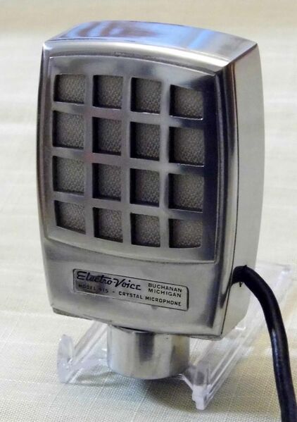 File:Vintage Electro-Voice Century Crystal Microphone, Model 915, Push-To-Talk, Circa 1950 (12823383155).jpg