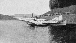 Wilhelm Kress Aeroplane Wienerwaldsee 1901-10-03.jpg