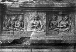 COLLECTIE TROPENMUSEUM Reliëf met Lokapala op de aan Shiva gewijde tempel op de Candi Lara Jonggrang oftewel het Prambanan tempelcomplex TMnr 10016205.jpg