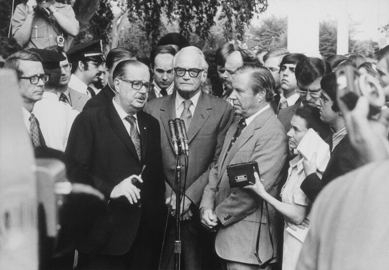 File:Informal press conference following a meeting between Congressmen and the President to discuss Watergate matters. - NARA - 194590.jpg