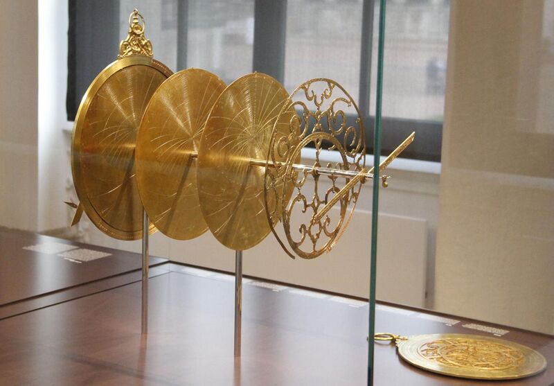 File:Astrolabium im Mathematisch-Physikalischen Salon (Zwinger, Dresden).jpg