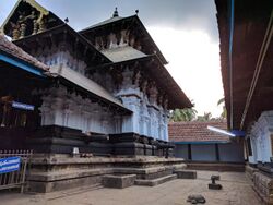 Inside the praharam of the Thirunaavaya temple.jpg