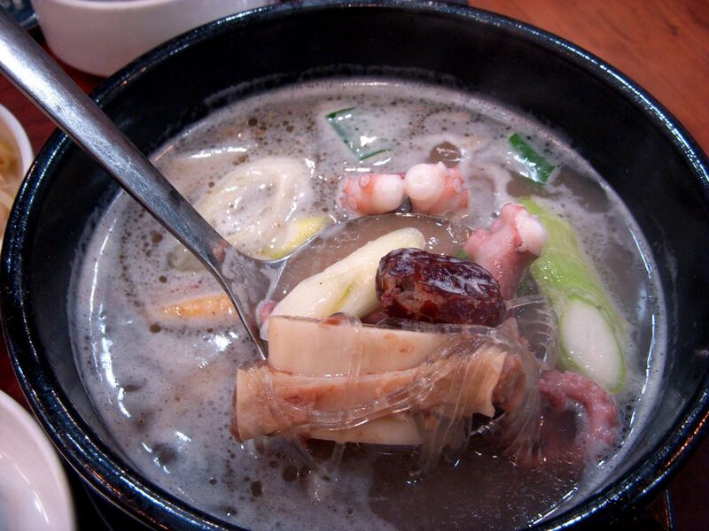 File:Korean soup-Galbi-nakji-yeonpo-tang.jpg