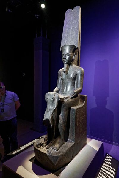 File:Paris - Toutânkhamon, le Trésor du Pharaon - Amon protégeant Toutânkhamon - 005.jpg