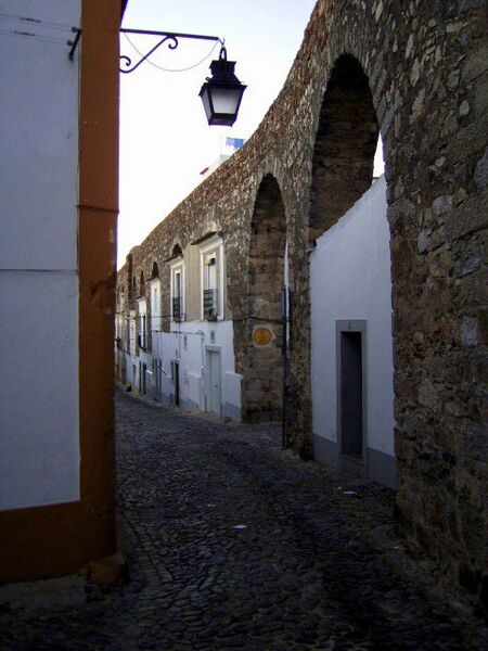 File:Roman aqueduct in the historic centre of Évora.jpg