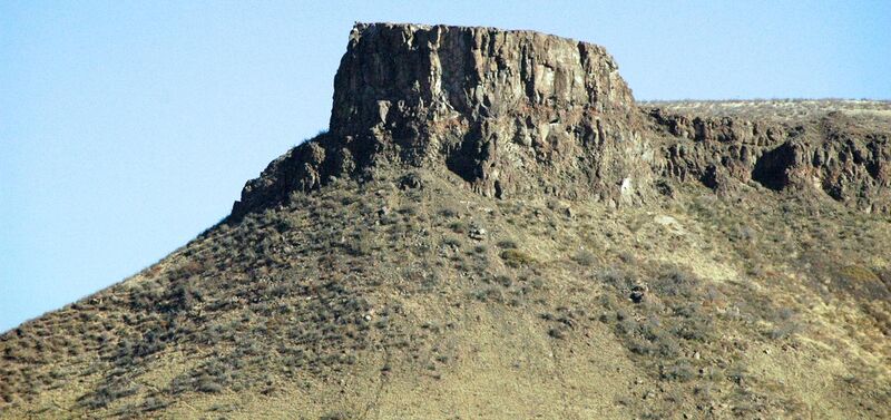 File:Shoshonite lava flows capping South Table Mountain (Denver Formation, Upper Cretaceous; Golden, Colorado, USA) 13.jpg