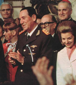 Asunción de Juan Domingo Perón e Isabel Perón, 1973.png