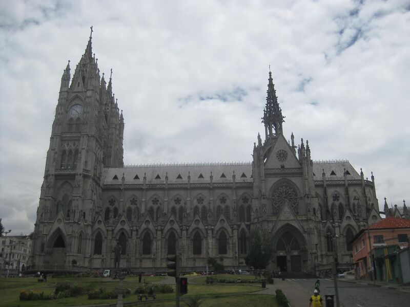 File:Basílica del Voto Nacional - Quito.jpg