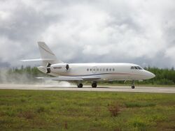 Dassault Falcon 2000 (N994GP) посадка в аэропорту Усть-Кут.JPG