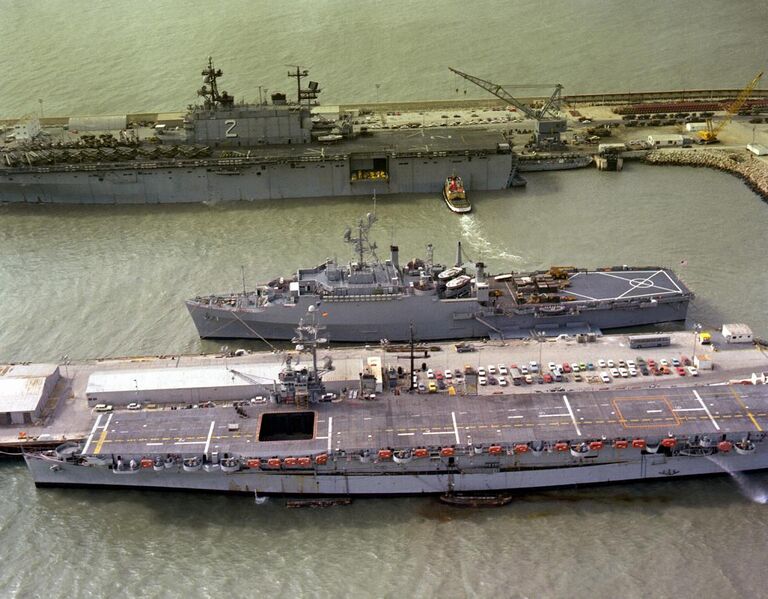 File:Dedalo (R01) USS Raleigh (LPD-1) and USS Saipan (LHA-2) at Rota 1982.JPEG