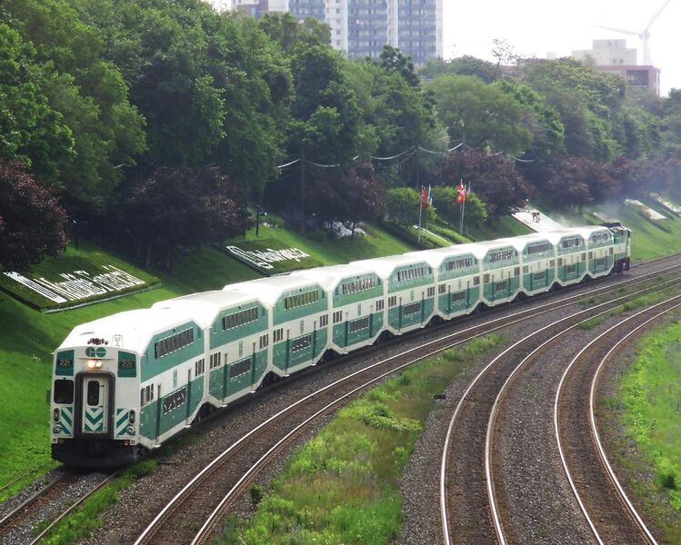 File:Lakeshore West GO Train Westbound.jpg