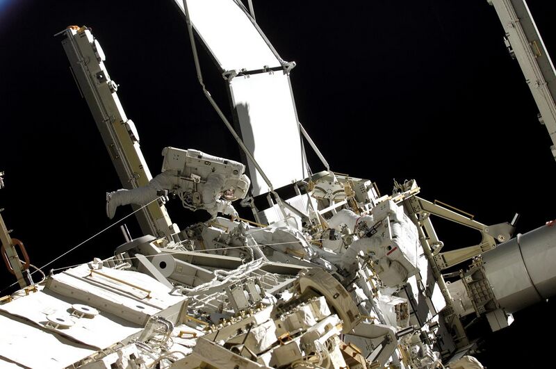 File:STS117 Reilly Olivas EVA1.jpg